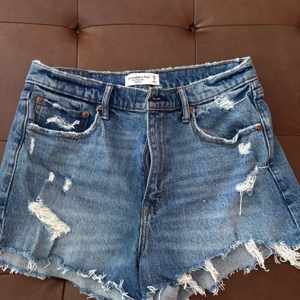 Abercrombie fitch the mom